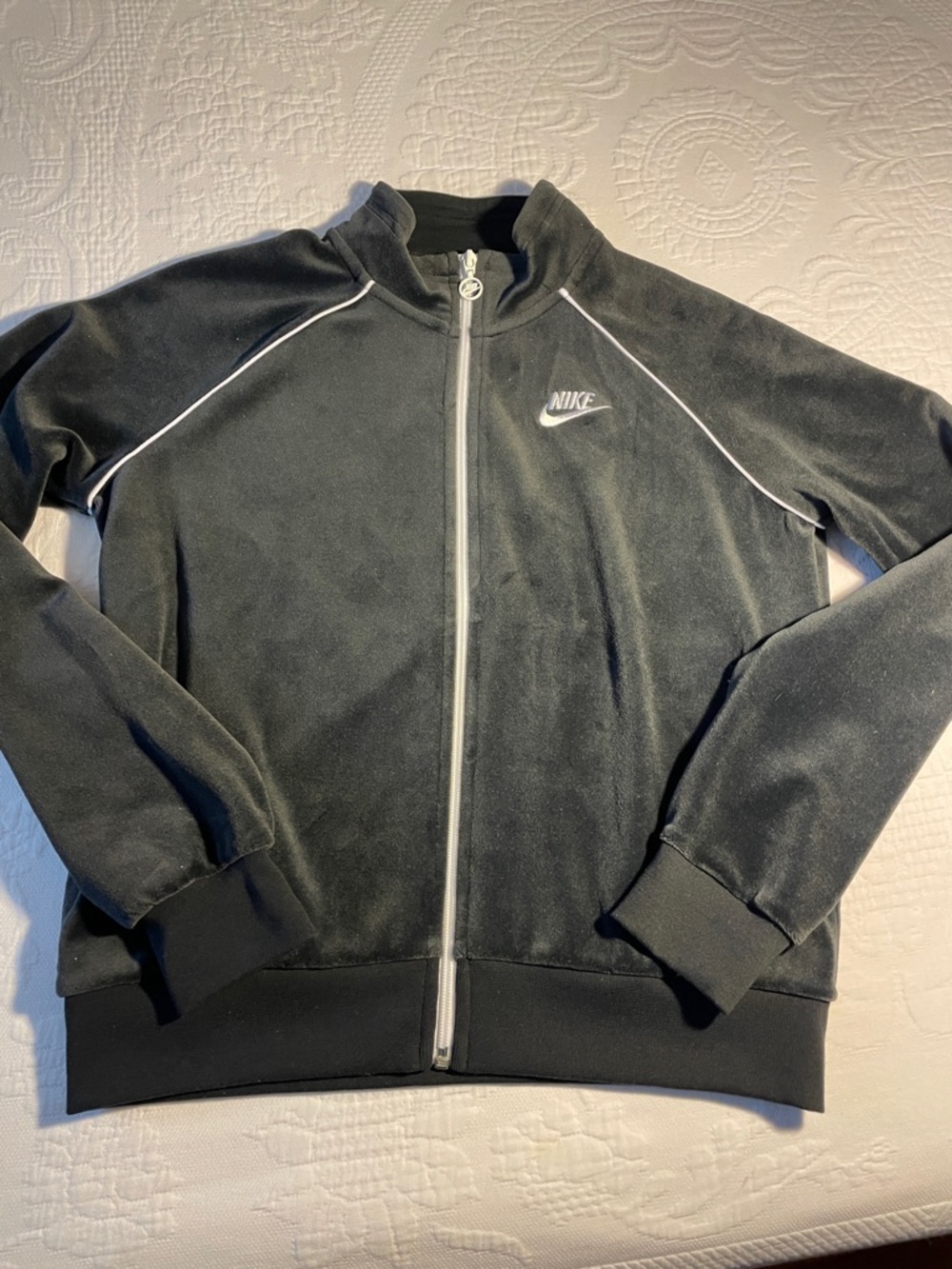 Vintage. Nike sweater. Like new. Black.